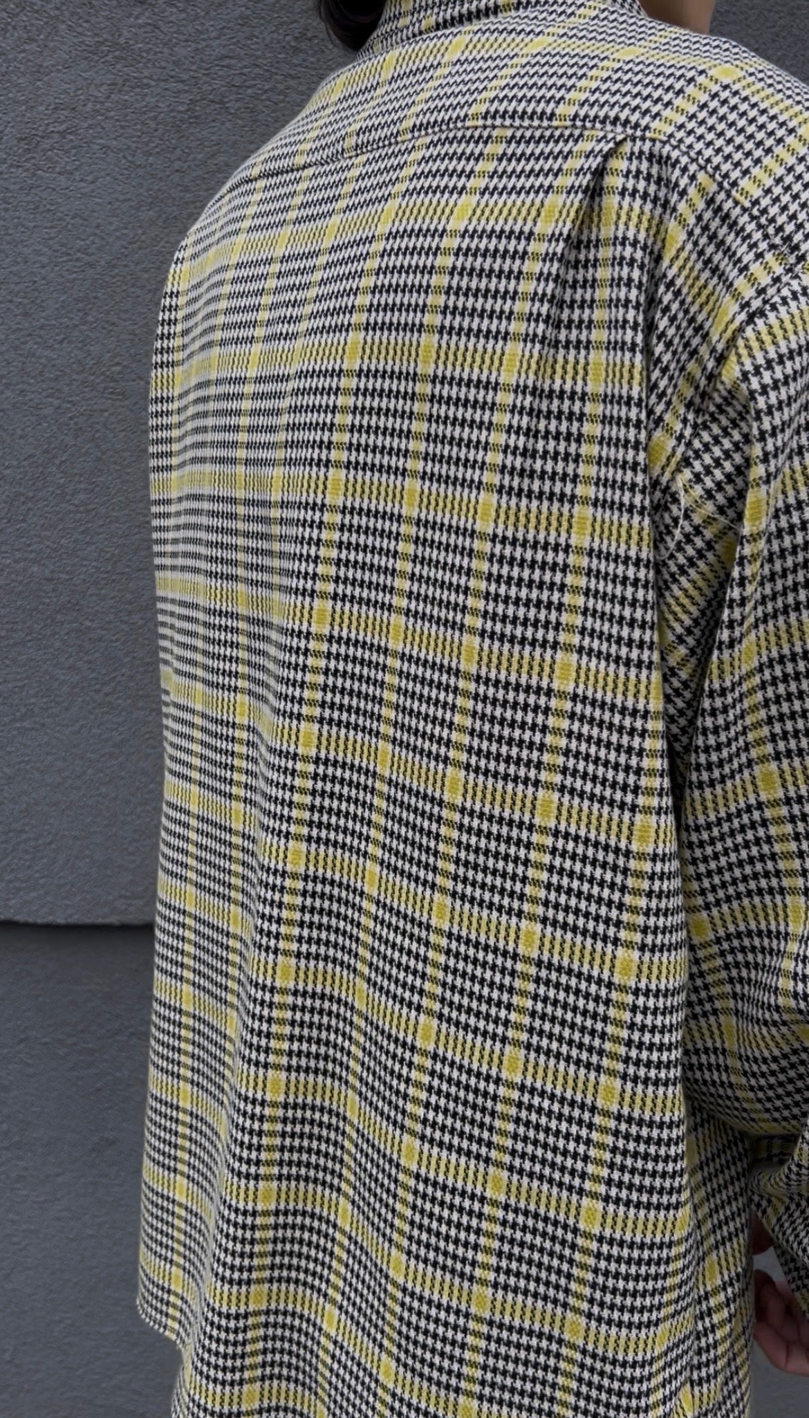 Detaliu buzunare frontale Gridline Yellow Shirt, cămașă oversized carouri galben-negru