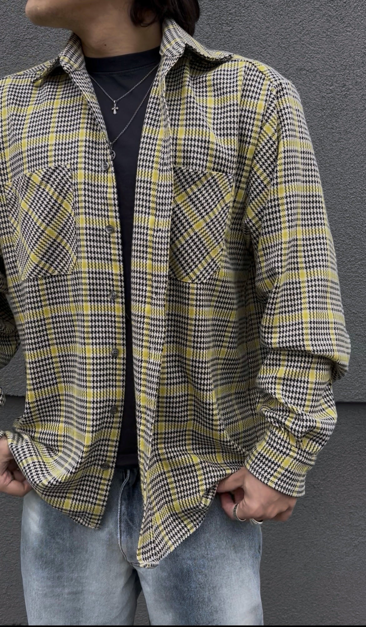 Model 175 cm purtând Gridline Yellow Shirt oversized, carouri galben-negru, fit relaxat unisex