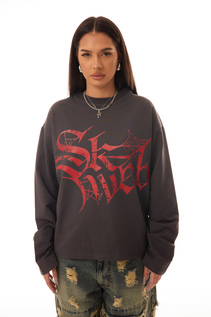 Close-up cu model purtând tricoul oversized Red Glyph Grey Long Tee SKYWEB, bumbac 100% 300gsm, vedere frontală