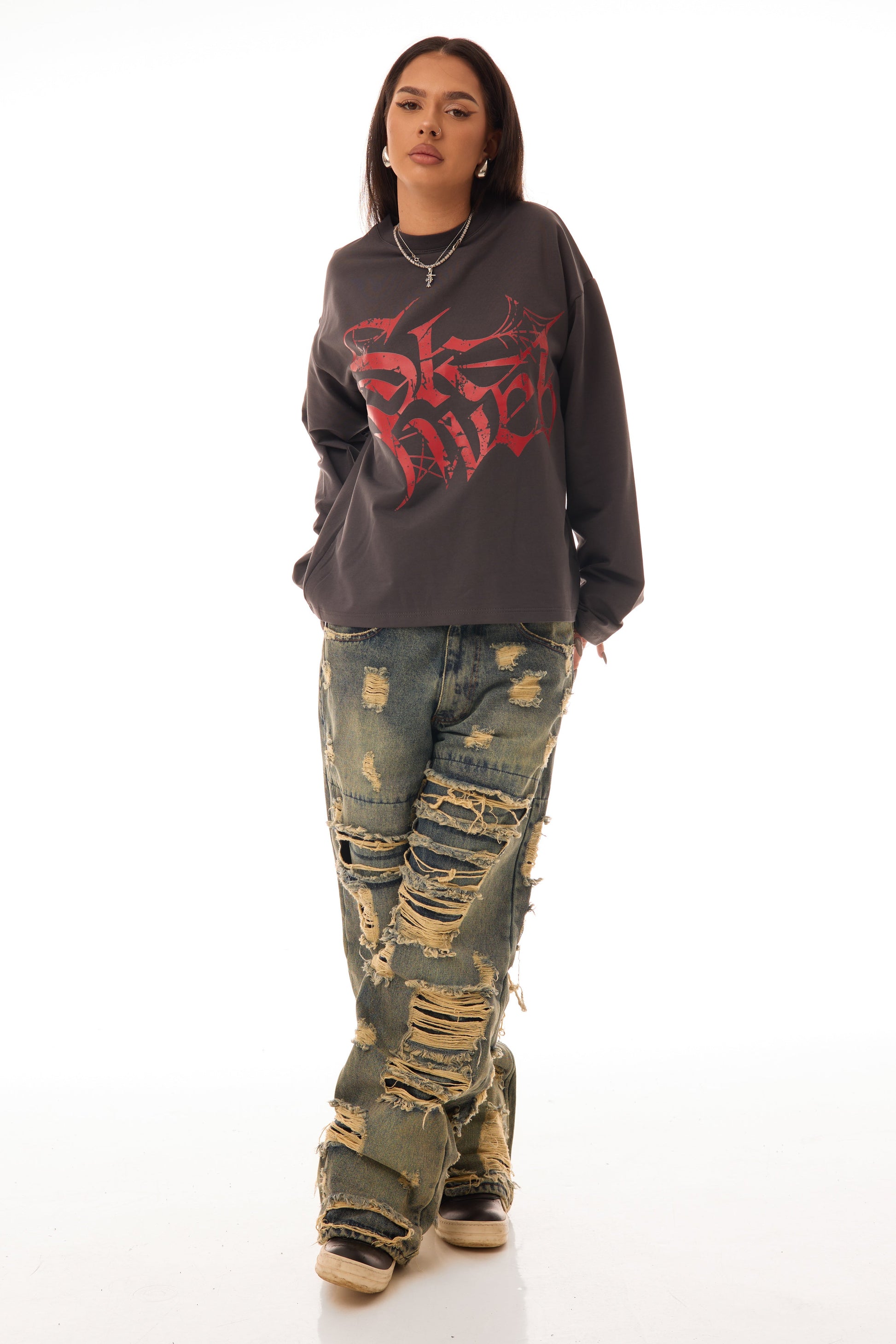 Model purtând tricoul oversized Red Glyph Grey Long Tee SKYWEB, bumbac 100% 300gsm, vedere frontală